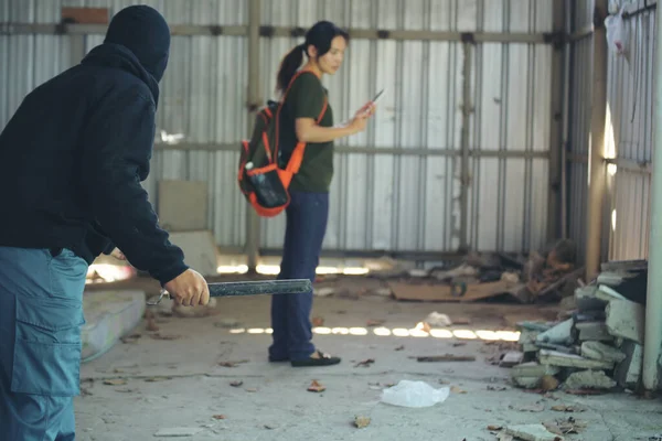 Tjuv Beväpnad Man Rånar Kvinna Med Batong Gatan Stalker Bakom — Stockfoto