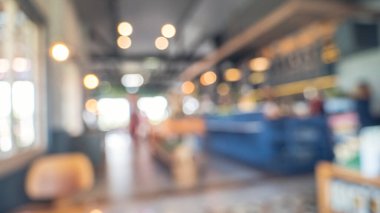 Perakende mağazasındaki bulanık arka plan alışveriş merkezi ışık saçan iş etkinliği. Marketin bulanık arka planı. Görüntü Kongresi Salonu seyircisi raflarda ürünleri sunar.