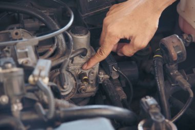 Otomobil makinelerinin mekanik servisini tamir eden elleri kapatın. Tamirci araba tamirhanesini tamir ederken ellerini kaldırdı. Araç kaputu otomobili kontrol ediyor. Araç bakım mühendisi.