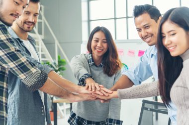 Bir grup çeşitlilik, insanların el ele tutuşmasını sağlıyor. Ebeleme takımının gücü. Birlikte çalışan çok ırklı grup çalışmasıydı. İş adamları el ele tutuşuyor. İş toplantısı