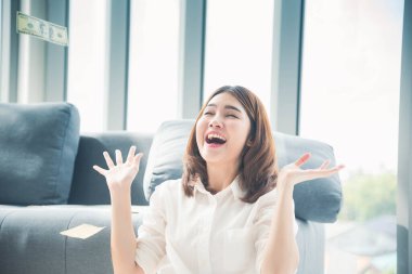 Elinde dolar olan mutlu Asyalı kadın mutluluğu kutluyor zenginliği kutluyor piyango parası yağmur damlası. Kazanan iş kadını para akışı yapar gülen surat