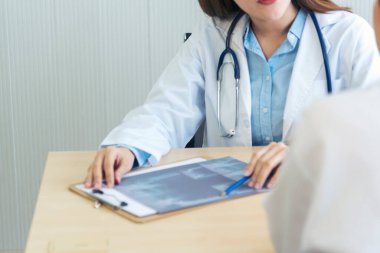 İki Asyalı kadın doktor, doktorun muayenehanesinde röntgen filmi danışmanlığı yapan hastalarla görüşmeyi tartışıyor. Asya tıp laboratuarındaki genç kadınlar birlikte sağlık hizmetleri hakkında konuşuyorlar.