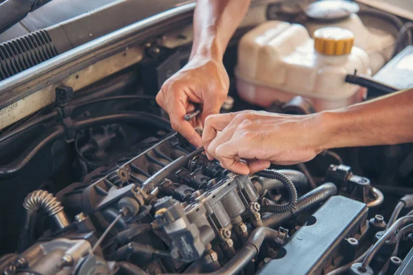Close Car Mechanic Man Handen Repareren Auto Auto Reparatiewerkplaats Man — Stockfoto