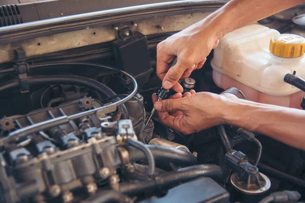 Feche Carro Mecânico Homem Mãos Reparação Automóvel Oficina Reparação Homem — Fotografia de Stock