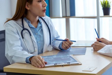 İki Asyalı kadın doktor, doktorun muayenehanesinde röntgen filmi danışmanlığı yapan hastalarla görüşmeyi tartışıyor. Asya tıp laboratuarındaki genç kadınlar birlikte sağlık hizmetleri hakkında konuşuyorlar.