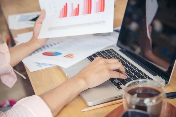 Mujer Negocios Con Smartphone Portátil Escritorio Oficina Gráficos Financieros Lectura —  Fotos de Stock