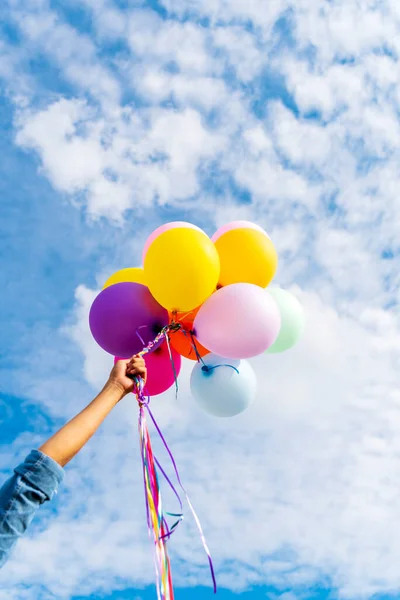 Mujer Sosteniendo Globos Corriendo Prado Verde Nube Blanca Cielo Azul —  Fotos de Stock