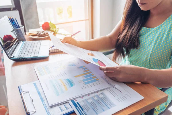 Businesswoman Reading Financial Graph Charts Planning Analyzing Marketing Data Women — Fotografia de Stock