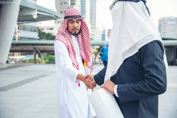 阿拉伯商人穆斯林与穆斯林握手 穆斯林男子团队合作商业伙伴与商业伙伴握手 紧密携手阿联酋多样性多种族人士信任诚信承诺 — 图库照片