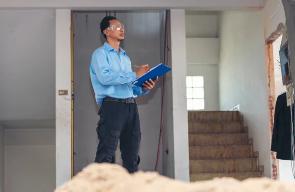 Hombre Ingeniero Construcción Nota Escritura Usar Camisa Azul Seguridad Sombrero — Foto de Stock