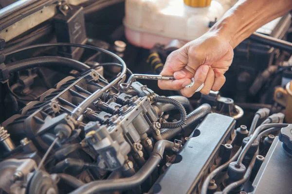 Närbild Bil Mekaniker Man Händer Reparera Bil Bilverkstad Manliga Händer — Stockfoto