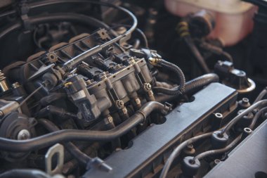 Tamirci araba tamirhanesini kapatırken araba tamircisini de eline aldı. Makineli araç mekanik servisini tamir eden adam elleri. Araç kaputu otomobili kontrol ediyor. Araç bakım mühendisi.