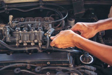 Otomobil makinelerinin mekanik servisini tamir eden elleri kapatın. Tamirci araba tamirhanesini tamir ederken ellerini kaldırdı. Araç kaputu otomobili kontrol ediyor. Araç bakım mühendisi.