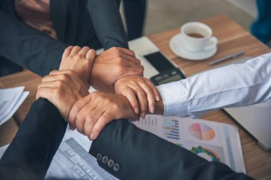 Çok ırklı çok ırklı ortaklar, çok ırklı insanlarla bir araya gelip el ele tutuşuyor. Çeşitlilik insanların elleri güçlendirir ortaklık ekipleri gönüllü toplulukla bağlantı kurar