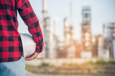 Mühendis kadın elleri inşaat mühendisliği için kaskını tutuyor. Rafineri kadın mühendis petrol endüstrisinin elleri işçi kaskını tutuyor. Rafineri endüstrisi mühendisliği