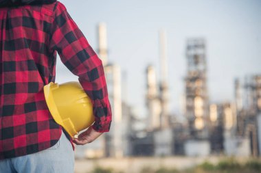 İnşaat işçisi kadın inşaat sektöründe güvenlik önlüğü takıyor. Sıkı kasklı inşaat mühendisi kadın mühendis. Kadın inşaat mühendisi konsepti