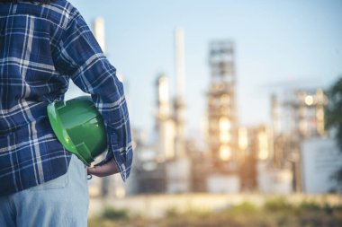 Çevresel sürdürülebilir işçi eli sıkı yeşil iş kaskı Mühendisliği 'ni tutuyor. Kadın mühendis el ele tutuşuyor Yeşil başlık güvenlik görevlisi müfettiş. Kadın Yeşil iş ekosistem çevre mühendisliği