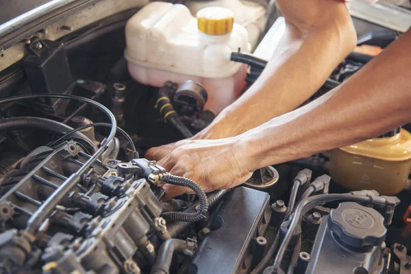 Närbild Bil Mekaniker Man Händer Reparera Bil Bilverkstad Manliga Händer — Stockfoto