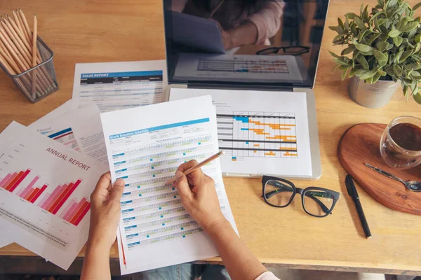 Zakenvrouw Met Smartphone Laptop Kantoor Vrouwelijke Freelance Lezen Financiële Grafieken — Stockfoto