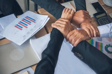 Çok ırklı çok ırklı ortaklar, çok ırklı insanlarla bir araya gelip el ele tutuşuyor. Çeşitlilik insanların elleri güçlendirir ortaklık ekipleri gönüllü toplulukla bağlantı kurar