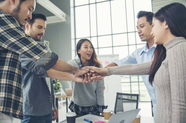 Bir grup çeşitlilik, insanların el ele tutuşmasını sağlıyor. Ebeleme takımının gücü. Birlikte çalışan çok ırklı grup çalışmasıydı. İş adamları el ele tutuşuyor. İş toplantısı