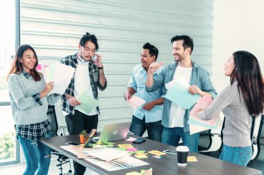 Bir grup iş adamı evrak işlerini bitirdiler ve mutlulukla dans ettiler. Çeşitli insanlar dans ediyor, eğleniyor, eğleniyor, terfi alıyor ve iyi haberler veriyor. Dostum kameraya bak, mutlu dans ediyor.