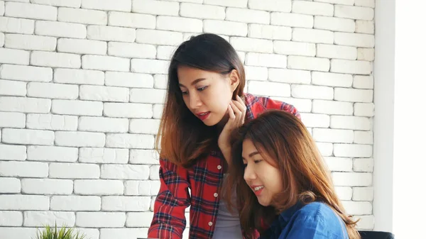 Amigo Asiático Amistad Trabajo Con Cara Sonriente Felicidad Dos Compañeras — Foto de Stock