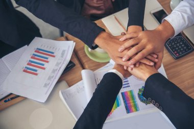 Ortaklar şirket ofisinde toplanan iş adamlarından oluşan bir ekip oluşturur. Çeşitlilik Elleri, ortaklık ekiplerine katılıyor. Başarı Birleşme Ortaklığı