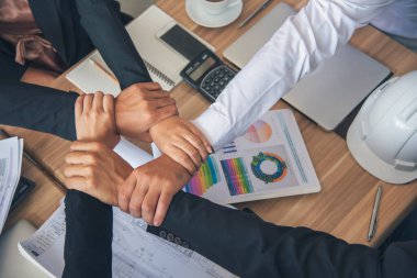 Ortaklar şirket ofisinde toplanan iş adamlarından oluşan bir ekip oluşturur. Çeşitlilik Elleri, ortaklık ekiplerine katılıyor. Başarı Birleşme Ortaklığı