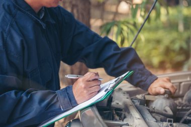 Otomotiv merkezindeki tamirci oto tamirhanesinde. Teknisyen atölyesi motor tamir araçları makine mühendisliği işi. Otomobil tamircisi eller araba tamir teknisyeni