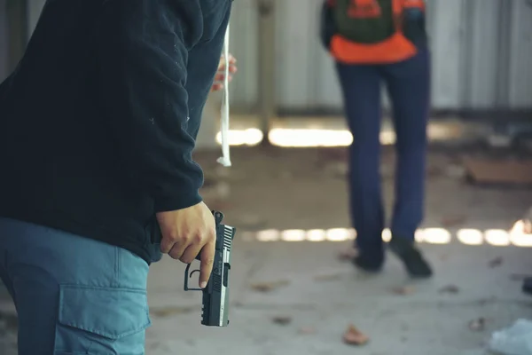 Tolvaj Fegyveres Férfi Kirabol Egy Nőt Fegyverrel Utcán Annyira Megrémült — Stock Fotó
