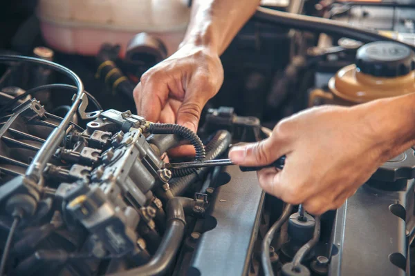 Närbild Bil Mekaniker Man Händer Reparera Bil Bilverkstad Manliga Händer — Stockfoto