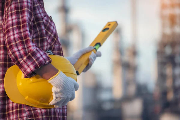 İnşaat işçisi kadın inşaat sektöründe güvenlik önlüğü takıyor. Sıkı kasklı inşaat mühendisi kadın mühendis. Kadın inşaat mühendisi konsepti