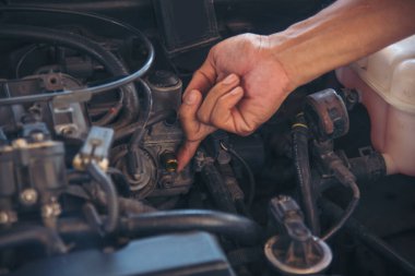 Otomobil makinelerinin mekanik servisini tamir eden elleri kapatın. Tamirci araba tamirhanesini tamir ederken ellerini kaldırdı. Araç kaputu otomobili kontrol ediyor. Araç bakım mühendisi.