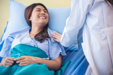 Hastane sağlık tedavi kliniğinde uzman kadın doktor ve hasta danışmanlığı. Tıbbi sağlık tedavisi için reçete yazan doktor..