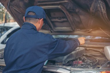 Otomotiv merkezindeki tamirci oto tamirhanesinde. Teknisyen atölyesi motor tamir araçları makine mühendisliği işi. Otomobil tamircisi eller araba tamir teknisyeni