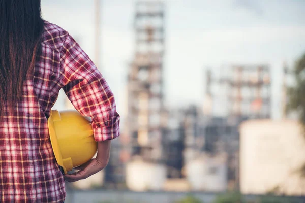 İnşaat işçisi kadın inşaat sektöründe güvenlik önlüğü takıyor. Sıkı kasklı inşaat mühendisi kadın mühendis. Kadın inşaat mühendisi konsepti