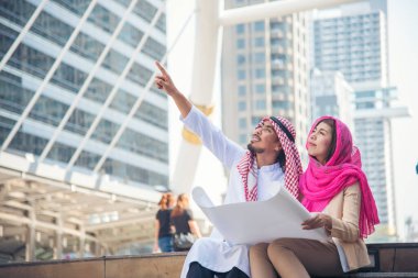 Arap inşaat mühendisi danışmanlık projesi müslüman BAE şehrindeki inşaat sahasına işaret ediyor. Çeşitlilik takım çalışması yöneticisi proje proje iş adamları akıllı mühendis.