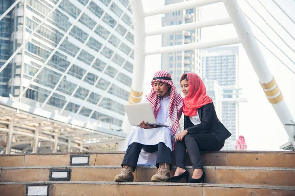阿拉伯队与数字平板电脑联盟团队合作 使用智能平板电脑的数字营销团队讨论了现代穆斯林世界的阿联酋城市 企业家亚洲人微笑团队相遇 — 图库照片