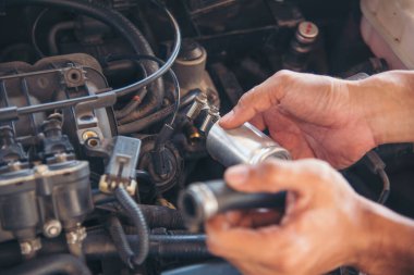Otomobil makinelerinin mekanik servisini tamir eden elleri kapatın. Tamirci araba tamirhanesini tamir ederken ellerini kaldırdı. Araç kaputu otomobili kontrol ediyor. Araç bakım mühendisi.