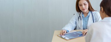 Banner Two Asyalı kadın doktorlar klinikle görüşmeyi tartıştılar. Genç Asyalı kadın doktor, röntgen filminde hastalara birlikte danışmanlık yapıyor. Kopya alanı olan Panorama Asya tıbbi bakım laboratuvarı