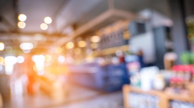 Marketin arka planı bulanık. Bulanık arka plan alışveriş merkezinin ışık saçan mağazası. Görüntü Kongresi salonu merkezi seyircisi ürünleri raf ürünlerini sunar