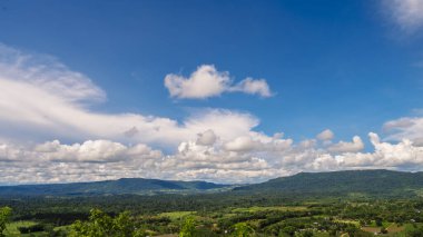 Güneşli bir günde güzel bir manzara, yeşil çayır, beyaz bulut, mavi gökyüzü. Görkemli yeşil manzara büyük dağ tepesi bulutlu vadi manzarası kırsal yeşil çayır manzarası