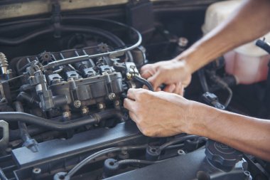 Otomobil makinelerinin mekanik servisini tamir eden elleri kapatın. Tamirci araba tamirhanesini tamir ederken ellerini kaldırdı. Araç kaputu otomobili kontrol ediyor. Araç bakım mühendisi.