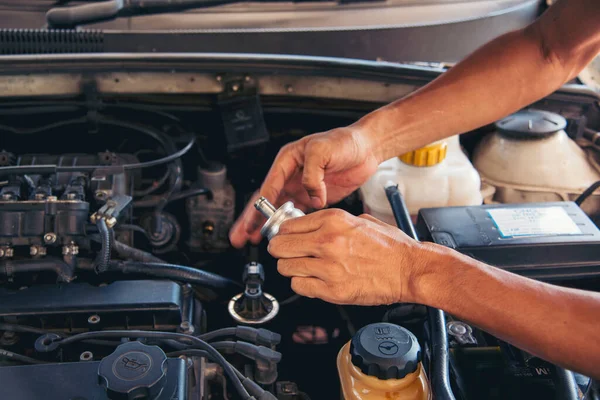 Feche Carro Mecânico Homem Mãos Reparação Automóvel Oficina Reparação Homem — Fotografia de Stock