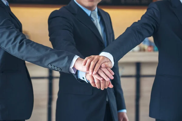 Διαφορετικοί Επιχειρηματικοί Εταίροι Άνθρωποι Ομαδικότητα Κρατώντας Χέρια Μαζί Δύναμη Της — Φωτογραφία Αρχείου