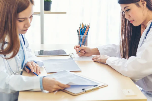 Dvě Asijské Ženy Doktoři Diskutovat Setkání Lékaře Ordinace Lékařské Kliniky — Stock fotografie