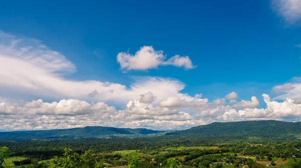 Güneşli bir günde güzel bir manzara, yeşil çayır, beyaz bulut, mavi gökyüzü. Görkemli yeşil manzara büyük dağ tepesi bulutlu vadi manzarası kırsal yeşil çayır manzarası