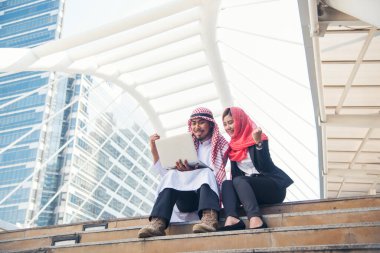 Arap takımı dijital tablet uae sendika elemanlarını tutuyor. Akıllı tablet kullanan dijital pazarlama Arap grubu modern Müslüman BAE şehrini tartışıyor. Girişimci Asyalı insanlar toplantı takımlarına gülümsüyor.