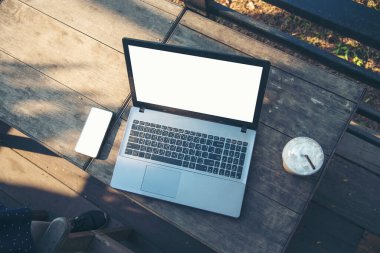 Üst düzey çalışma alanı ofis masası boş ekran dizüstü bilgisayar, ahşap masa üzerindeki kahve kupası fotokopi alanı. Masaüstü dizüstü bilgisayarı kahve fincanı boş ekran ahşap arka plan görüntüsü. Boş Ekran Laptop ev çalışma alanı